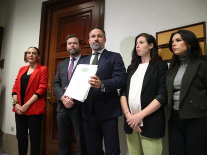 Santiago Abascal (centro) y otros dirigentes de Vox formalizan en el registro del Congreso la moción de censura contra Pedro Sánchez, el lunes.