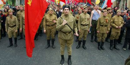 Manifestantes prorrusos vestidos con uniformes soviéticos este jueves en la ciudad ucrania de Odessa.