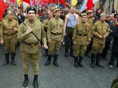 Manifestantes prorrusos vestidos con uniformes sovi&eacute;ticos este jueves en la ciudad ucrania de Odessa.
