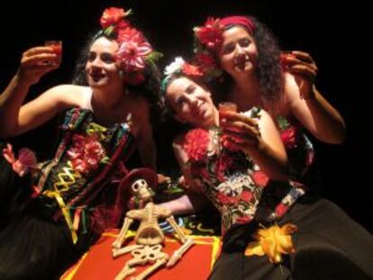 Las intérpretes de 'Bailando tus huesos'.