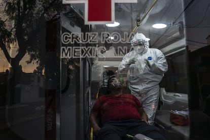 Un paramédico de la Cruz Roja Mexicana estabiliza en la ambulancia a un hombre en situación grave por covid-19 antes de llevarlo a urgencias del hospital general de Tlalnepantla, en enero de 2021.