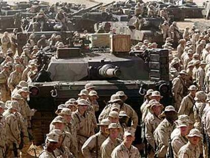 Carros de combate y <b><i>marines</b></i> de Estados Unidos, en un campo de entrenamiento en Kuwait.