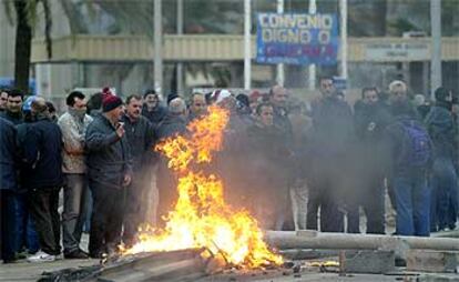 Trabajadores de Acerinox, ayer, durante el bloqueo de las puertas de acceso a la fábrica en Los Barrios.