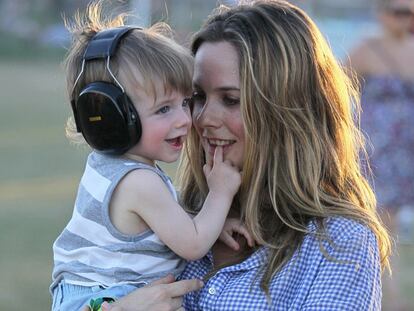 Las vacunas sobran y los pañales son malignos: la maternidad, según Alicia Silverstone