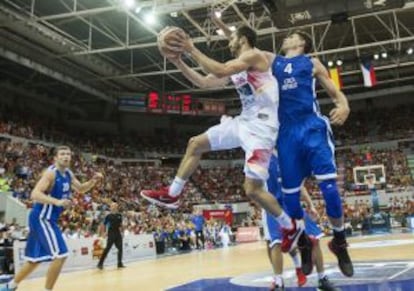 Pau Ribas, ante Benda, en un España-R. Checa.