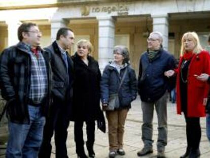 Los representantes sindicales de los trabajadores de Novagalicia Banco ante la sede de la entidad en Santiago de Compostela donde se han reunido con la dirección, que les ha planteado un plan que contempla el despido de 2.508 trabajadores hasta 2017 y el cierre de 327 oficinas. EFE/Archivo