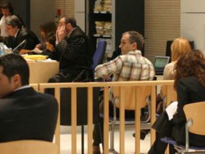 Imagen de la sala de vistas antes de iniciarse el juicio contra Bravo, en el centro de la imagen.