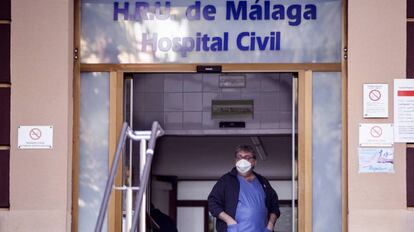 Vista de la entrada de urgencias del Hospital Civil de Málaga.