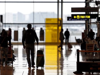 Viajeros con maletas en la terminal T-4 de Barajas.