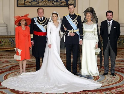 La foto de familia de la boda: doña Letizia y don Felipe posan con la madre de la novia, Paloma Rocasolano (a la izquierda), el rey Juan Carlos, la reina Sofía y el padre de Letizia, Jesús Ortiz, en el Palacio Real de Madrid el 22 de mayo de 2004. 