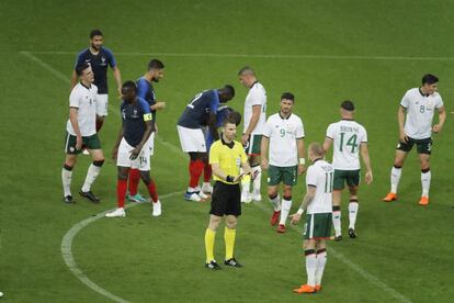 Los jugadores de Francia e Irlanda durante el último amistoso.