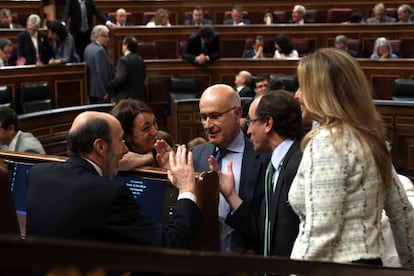 El secretario general del PSOE, Alfredo Pérez Rubalcaba, la portavoz socialista en el Congreso, Soraya Rodríguez, el portavoz de CiU, Duran i Lleida, el portavoz del grupo parlamentario popular en el Congreso, Alfonso Alonso, y la diputada socialista Trinidad Jiménez, conversan en el Congreso.