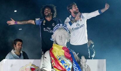 Marcelo y Sergio Ramos ponen la bufanda madridista a la diosa Cibeles.