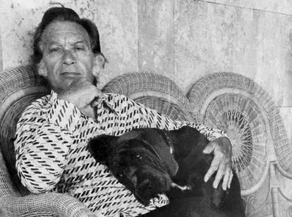 Joian B. Cendrós, a la seva casa de Sant Feliu de Guíxols, amb el seu gos Genko, el 1983.