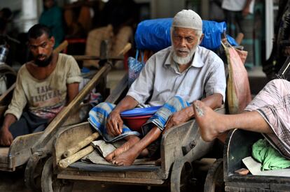 Tres enfermos de lepra esperan frente al Press Club en Dhaka, Bangladesh por donaciones de dinero de una organización antes del Eid. Según la última encuesta de la misión, hay 4.500 enfermos de lepra en Bangladesh y la mayoría vive en Dhaka, la capital.