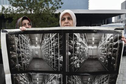 Dos mujeres protestan frente al Tribunal Penal Internacional para la antigua Yogoslavia durante la sentencia impuesta por genocidio al ex comandante serbo-bosnio Ratko Mladic, en La Haya (Pases Bajos).