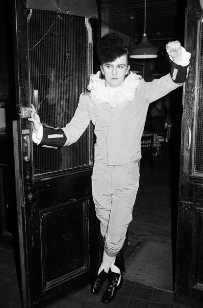 Antes de conquistar el tecnopop con Visage, Steve Strange custodiaba las puertas del club del Soho londinense The Blitz. Su mayor golpe publicitario: no dejar pasar a Mick Jagger por no estar a la altura con el look.