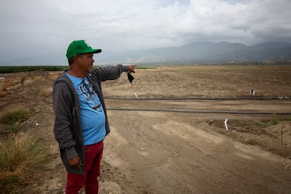 Enrique González Matos, el líder de la movilización campesina en contra del CAC, señala las plantaciones de caña de azúcar que les han sido despojadas. 
En abril de 2021, el monopolio azucarero entró a los campos con maquinaria pesada e instaló candados en los accesos para que nadie pudiera transitar en ellos.