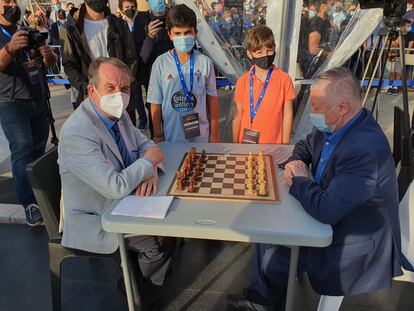 Abel Caballero, alcalde de Vigo, a la izquierda, y Anatoli Kárpov antes de su partida de exhibición de hoy