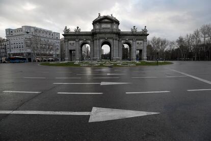 Vista de la Puerta de Alcalá, vacía de tráfico esta mañana de Viernes Santo. Detrás del monumento, se aprecia la calle O'Donell y a su izquierda, uno de los acceso al parque de El Retiro que se encuentra cerrado durante esta Semana Santa a raíz de la muerte de un niño de cuatro al caerle un árbol encima, el pasado 24 de marzo.