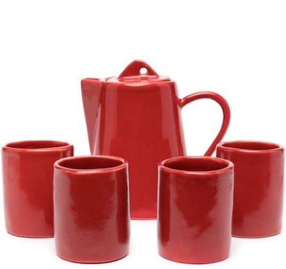 La marca Off-White, fundada por el actual director creativo de las colecciones de hombre de Louis Vuitton, Virgil Abloh, juega con la ironía e incorpora su marcado estilo urbano a uno de los símbolos de la elegancia por excelencia: un juego de té. Este set de color rojo brillante es todo un objeto de deseo con el que impresionar en desayunos y meriendas. Está fabricado en cerámica y producido en Italia. Se vende en exclusiva a través del portal multimarca Farfetch (farfetch.com). Precio: 570 euros.