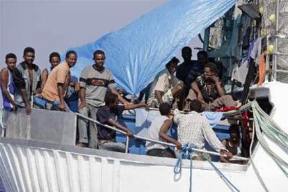 Los inmigrantes rescatados por la tripulación del <i>Francisco y Catalina</i>, en la popa del pesquero español.