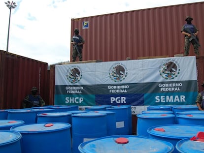 Militares resguardan material químico utilizado para fabricar drogas sintéticas, en el puerto de Manzanillo, en el Estado de Colima, en 2011.