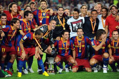 Los jugadores del Barça posan con el trofeo de la Supercopa, el octavo que suma el equipo de Guardiola desde que el técnico catalán tomase las riendas del equipo azulgrana.