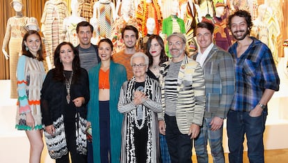 Los Missoni

No hay miembro de la familia Missoni que no desempeñe un papel relevante en la industria. Angela Missoni, hija de los fundadores, está a cargo de la dirección general de la firma familiar. Su hermano Luca fue cabeza de la desaparecida marca Missoni Sport y ahora coordina la sociedad matriz y la fundación. Además, la tercera generación sigue implicada. Margherita Missoni (hija de Angela y nieta de los fundadores, Rosita y Ottavio Missoni) es modelo, it girl e interviene en el diseño de accesorios de la casa del zigzag.