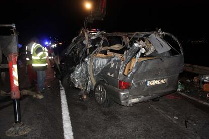 Cinco muertos y cuatro heridos en un choque frontal en Girona.