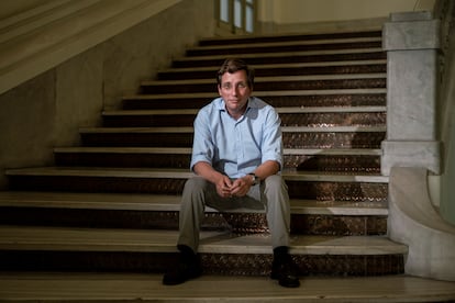 Jose Luis Martínez-Almeida, en las escaleras del Palacio de Cibeles. 
