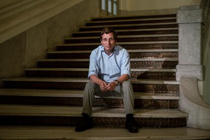Jose Luis Martínez-Almeida, en las escaleras del Palacio de Cibeles.