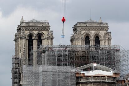 Comienza el desmontaje del andamio fundido, la tarea más delicada para recuperar Notre Dame