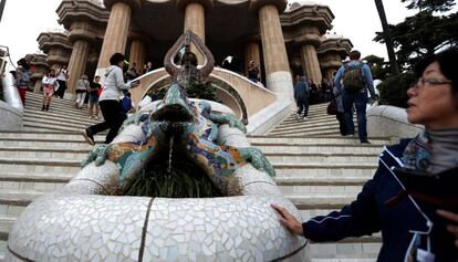 Turistas en el parque G&uuml;ell de Barcelona.