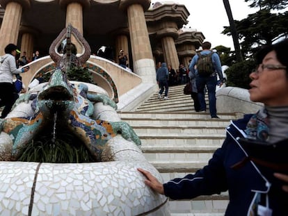 Turistas en el parque G&uuml;ell de Barcelona.