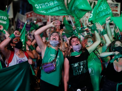 Mujeres frente al Congreso en Buenos Aires, el 30 de diciembre de 2020, cuando se aprobó el aborto.