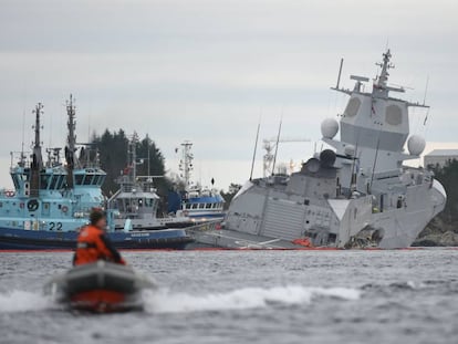 La fragata noruega KNM Helge Ingstad, tras su accidente.