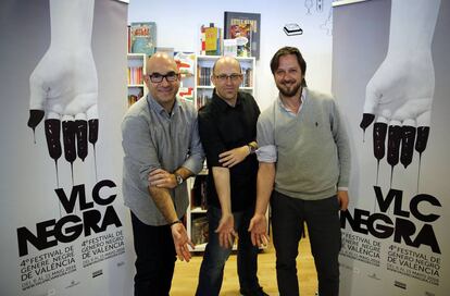 Los promotores del Festival de Género Negro de Valencia con el cartel de la cuarta edición.