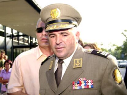 <font size="2"><b>El general croata Rahim Ademi se entrega "voluntariamente" al Tribunal Penal Internacional</b></font><br>(AP)