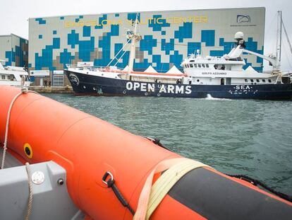 El barco &#039;Golfo Azzuro&#039;, de la ONG Proactiva Open Arms, esta tarde en el puerto de Barcelona. 