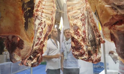 La trastienda de San Sebastián Gastronomika. Unas piezas de carne cuelga en la despensa del Kursaal antes de ser cocinadas ante el público en el auditorio.