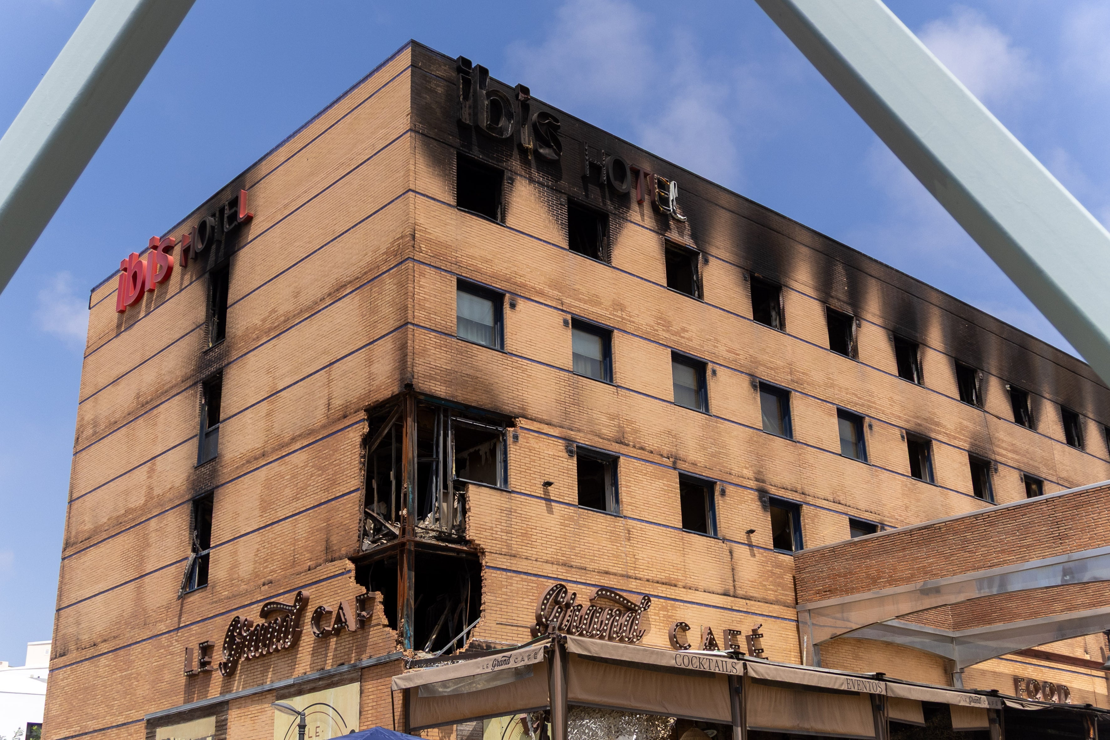 Estado del hotel Ibis tras el incendio de la madrugada del 25 de mayo que no se ha logrado extinguir.