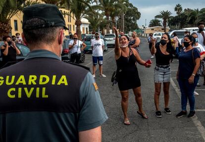 Las marchas en favor de una acogida digna de los migrantes encontraron el rechazo de una parte de la población. En presencia de la Guardia Civil, varios vecinos increparon a varios participantes en una de esas manifestaciones celebrada el pasado 15 de noviembre.