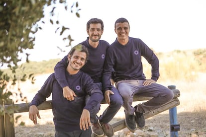 Victor, Jacobo y Alejandro, los responsables de esta marcianada en una finca de Toledo.