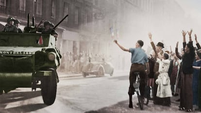 Los carros blindados de la división Leclerc llegan a la calle Guynemer durante la liberación de París, en una imagen del 25 de agosto de 1944.
