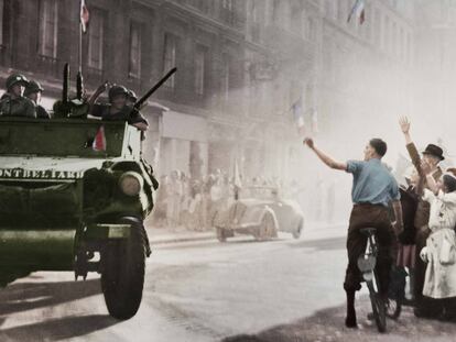 Los carros blindados de la división Leclerc llegan a la calle Guynemer durante la liberación de París, en una imagen del 25 de agosto de 1944.