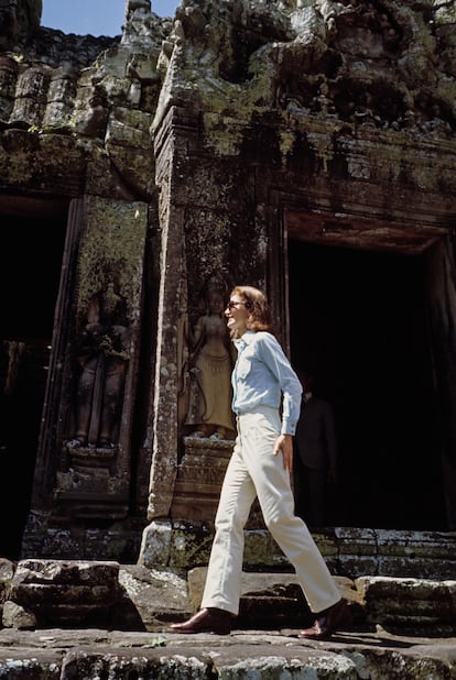 Jacqueline Kennedy en las ruinas de Angkor durante un viaje presidencial de 1967.