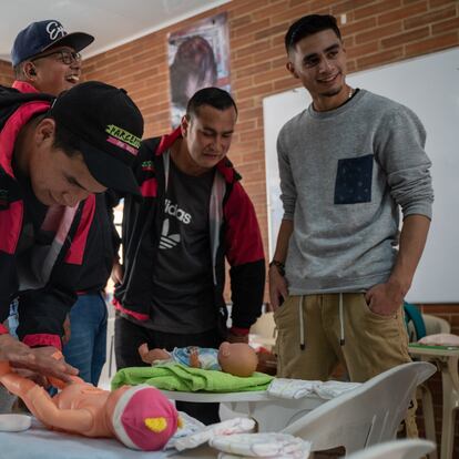 Asistentes al taller de "Hombres al Cuidado”, hacen una simulación de cambio de pañales, durante un taller sobre cuidados antes y despues del parto, en la localidad de Usme, Cundinamarca, el 18 de Octubre de 2022. Estos talleres nacen del equipo de la Subsecretaría de Cultura Ciudadana de Bogotá, que busca contribuir a la redistribución equitativa de los trabajos de cuidado indirecto, directo, emocional y medioambiental fomentando la participación corresponsable de los hombres.