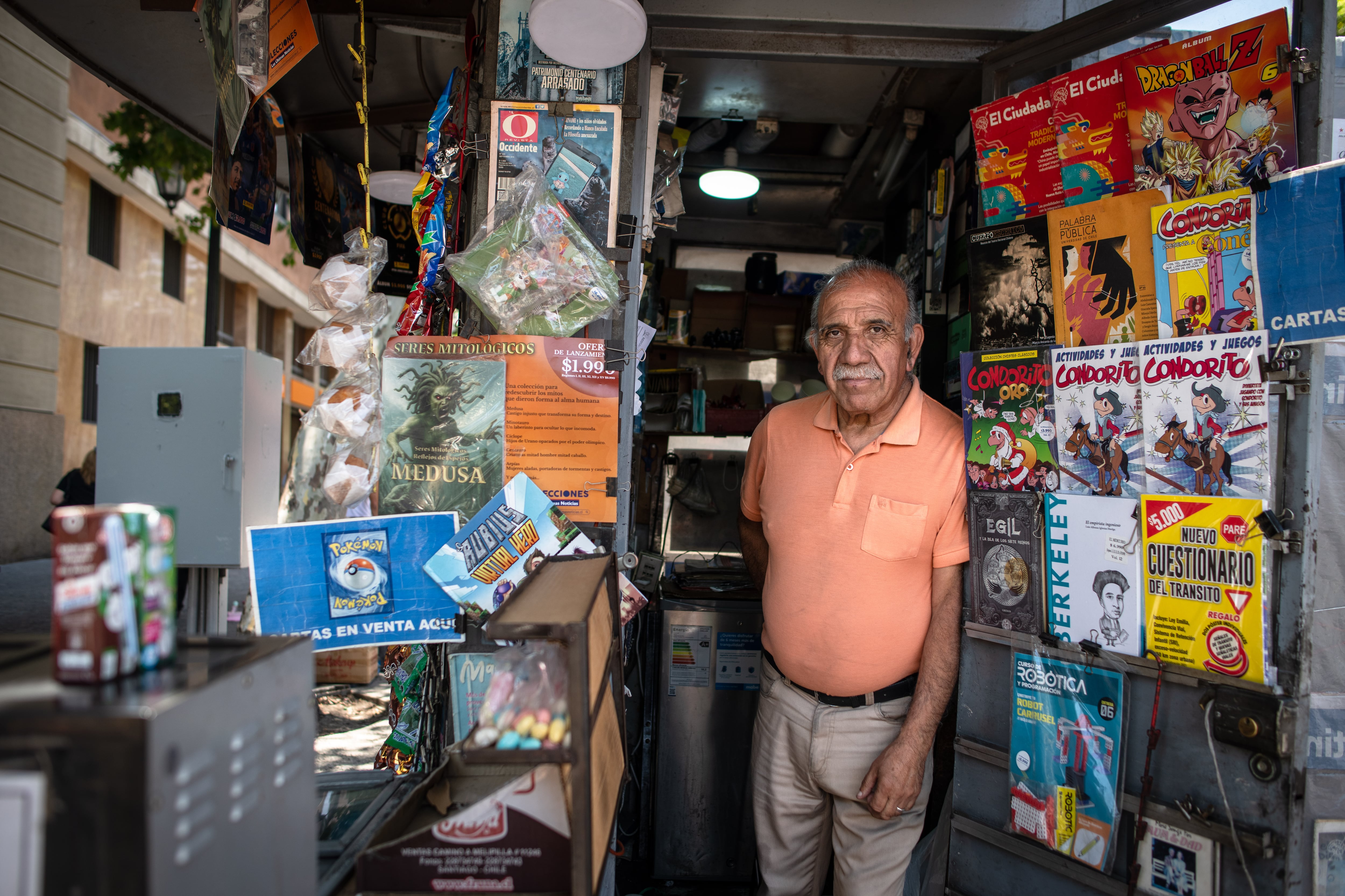 El quiosquero de La Moneda: “Alessandri era formal y seco; Allende muy bueno para conversar; y Boric, paternal”
