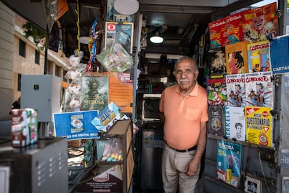 Don Julio en su quiosco familiar en la esquina de Morando con la Alameda, el 19 de diciembre.